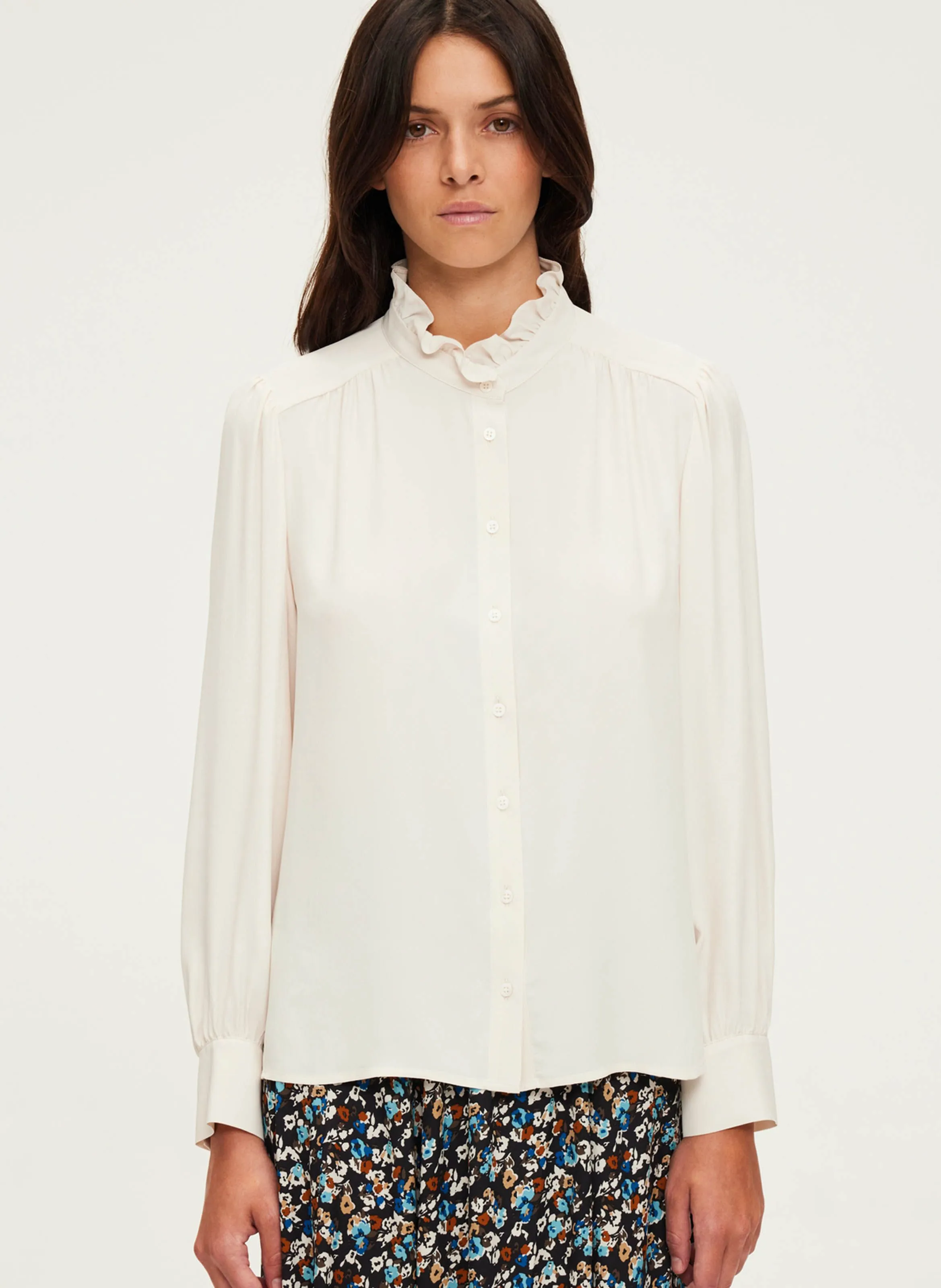PABLO BRUNHILDE - Camisa fluida recta cuello alto en beige