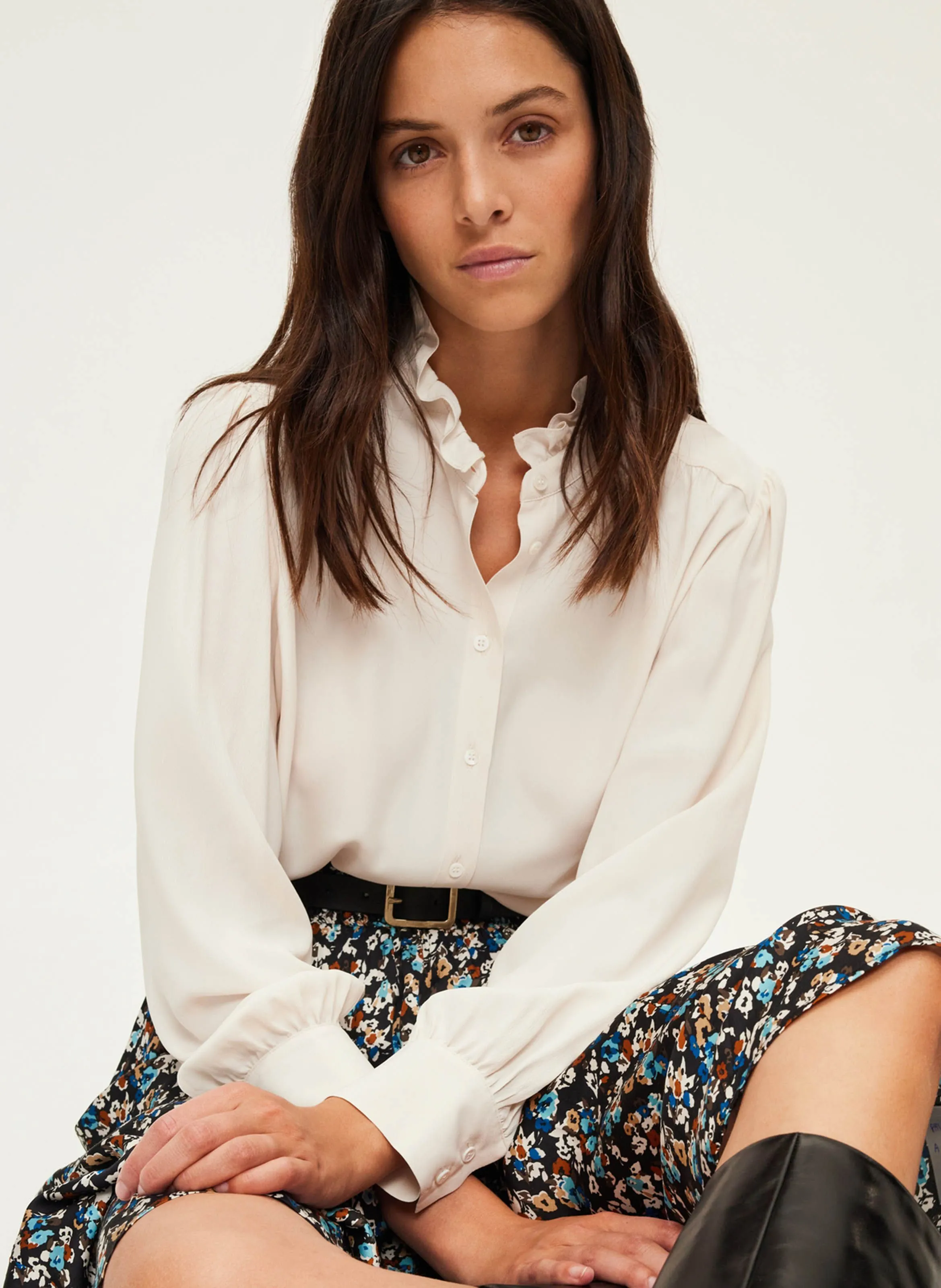 PABLO BRUNHILDE - Camisa fluida recta cuello alto en beige